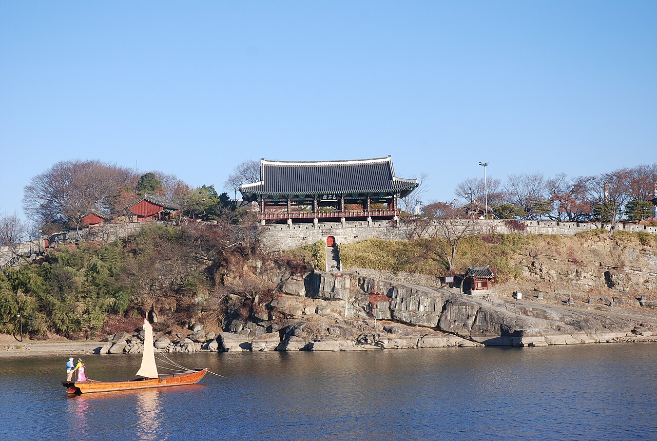 남강을 배경으로 한 진주성 촉석루